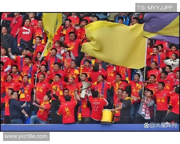 当足球明星意外现身街头引发粉丝狂欢和媒体热议的瞬间 当足球明星意外现身街头引发粉丝狂欢和媒体热议的瞬间