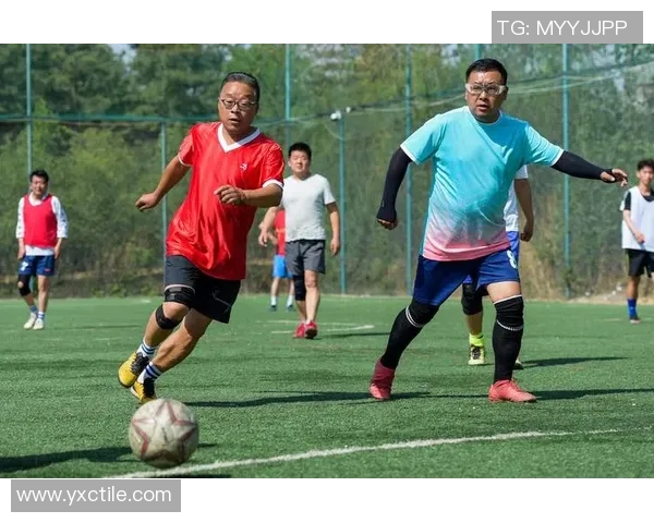 足球明星与普通路人激情对决踢球瞬间展现友谊与热爱足球的魅力与乐趣 足球明星与普通路人激情对决踢球瞬间展现友谊与热爱足球的魅力与乐趣