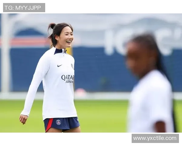 足球明星与路人亲密合照瞬间视频记录引发热议与关注 足球明星与路人亲密合照瞬间视频记录引发热议与关注